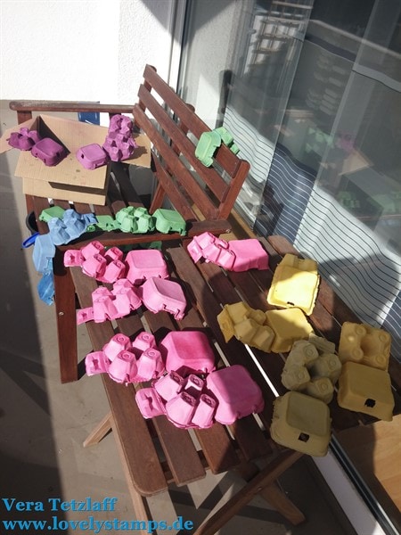 bunt gefärbte Eierkarton auf dem Balkonin der Sonne zum trocknen
